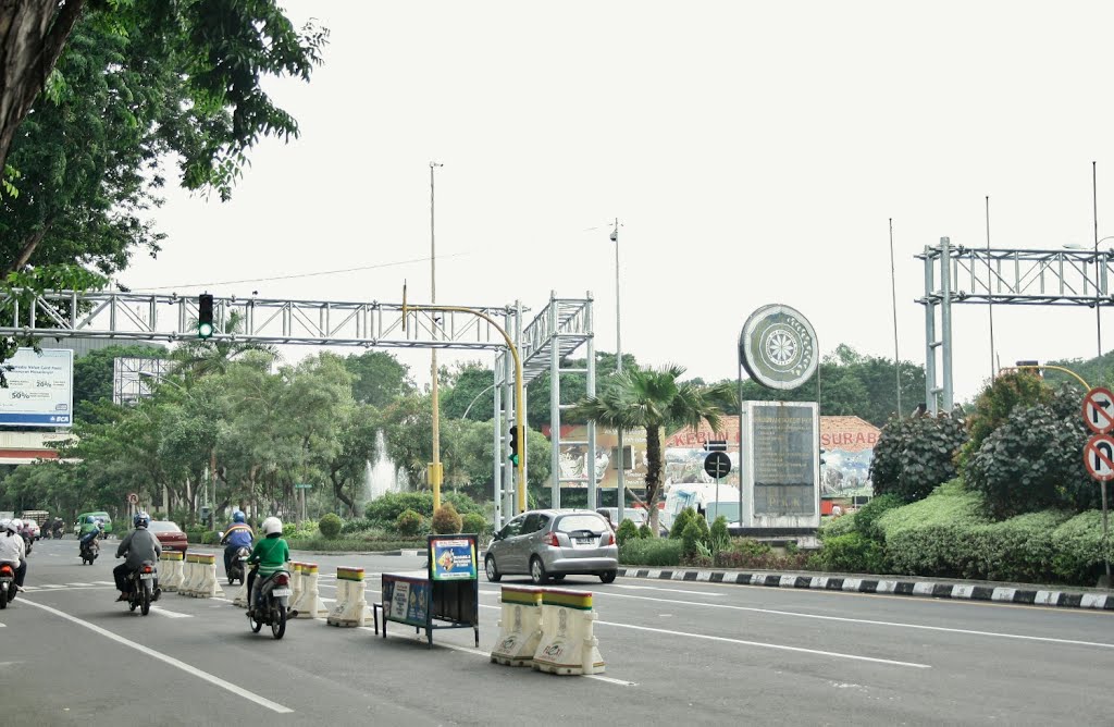 Jalan Raya Darmo (Depan Kebun Binatang Surabaya) by Detta Priyandikawardhana