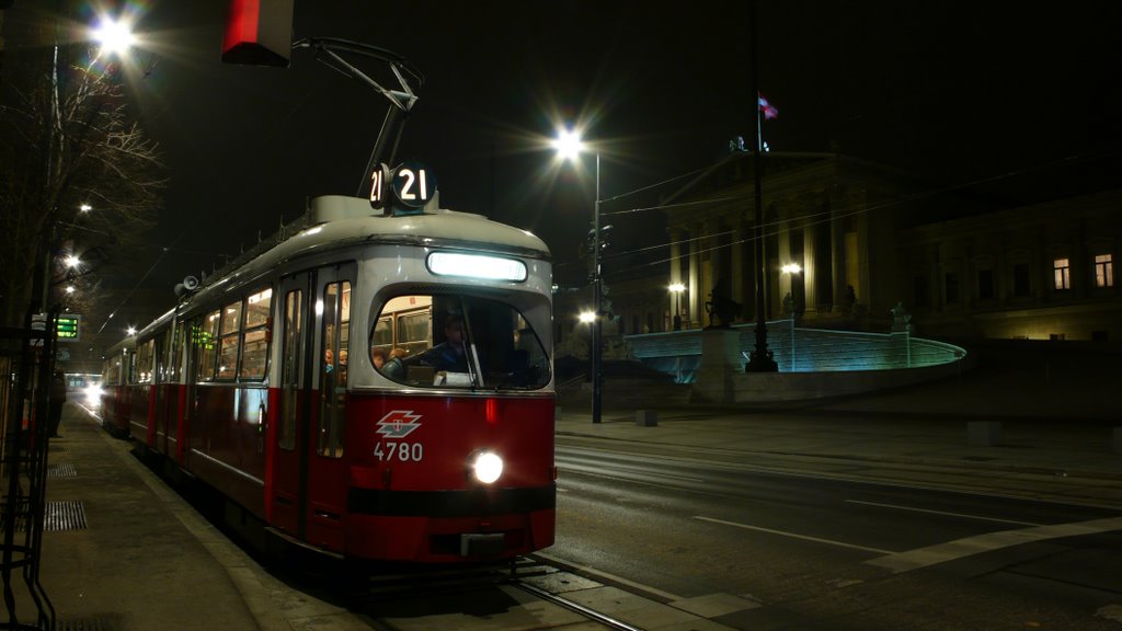 Tram21 in front of the Parliament - Jeden Morgen um 5:21 by h2