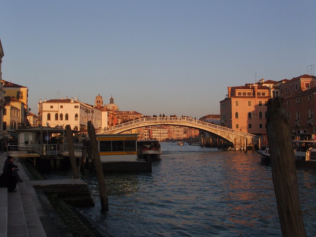 Ponte vicino venezia santa lucia! by lucapettine