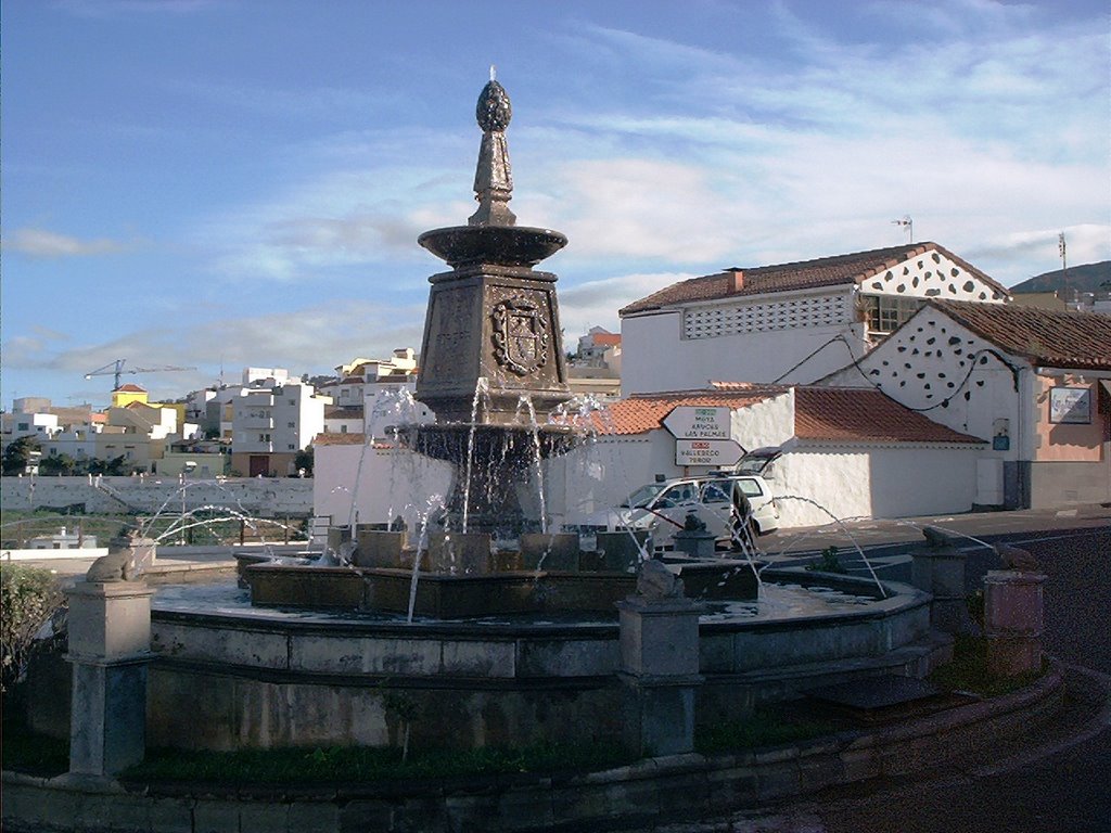 Fuente en la rotonda de Firgas by Keesk58