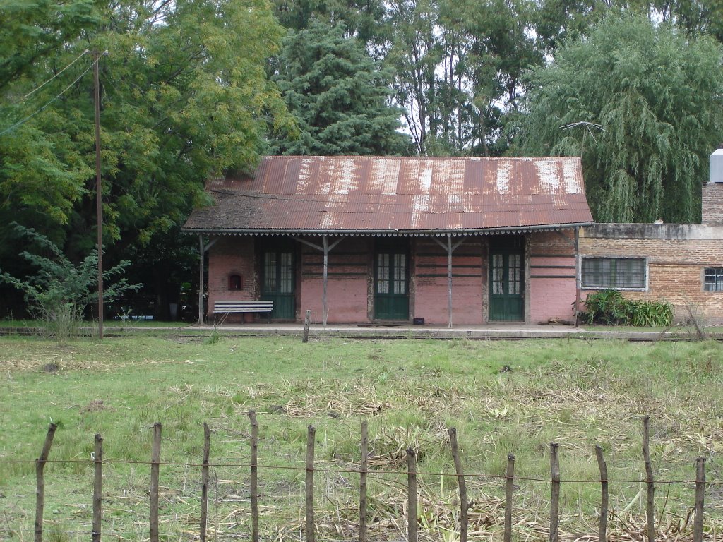 Estación Etchegoyen, FCGU by Mario Lena