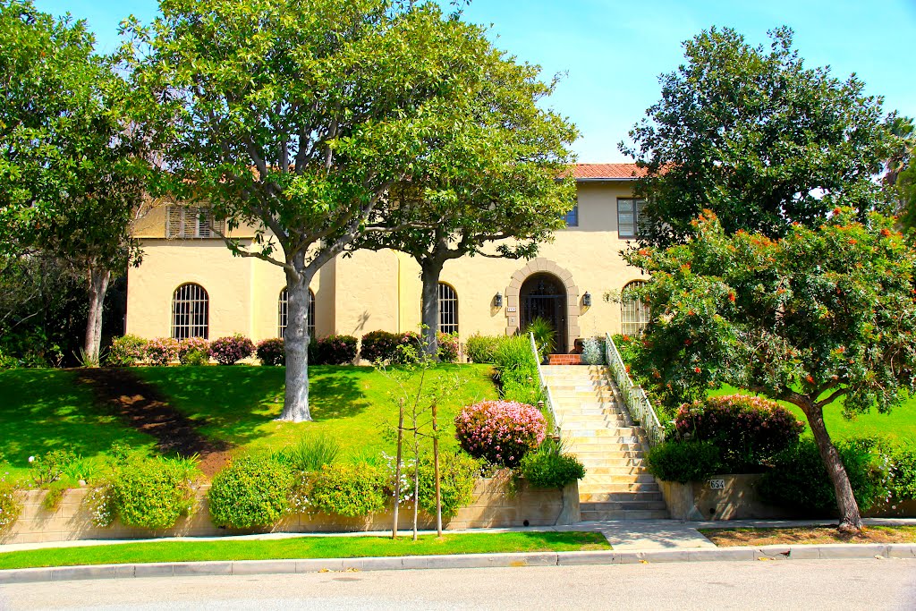 A home in Hancock Park, Los Angeles, CA by MICHAEL  JIROCH  &  www.michaeljiroch.com