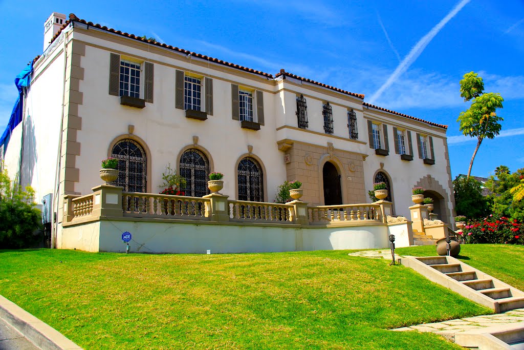 A home in Hancock Park, Los Angeles, CA by MICHAEL  JIROCH  &  www.michaeljiroch.com