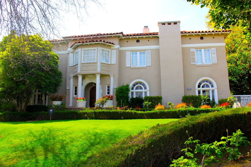 A Home in Hancock Park, Los Angeles, CA by MICHAEL  JIROCH  &  www.michaeljiroch.com