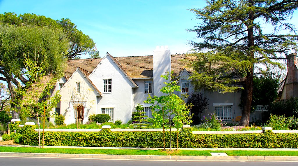 A Home in Hancock Park, Los Angeles, CA by MICHAEL  JIROCH  &  www.michaeljiroch.com