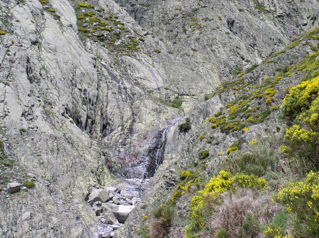 Cascada en el río Pelayos by mundele.