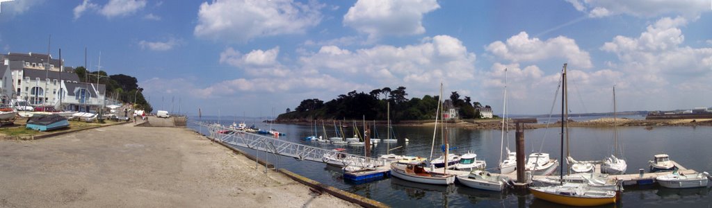 29100 Douarnenez, France by pescarello