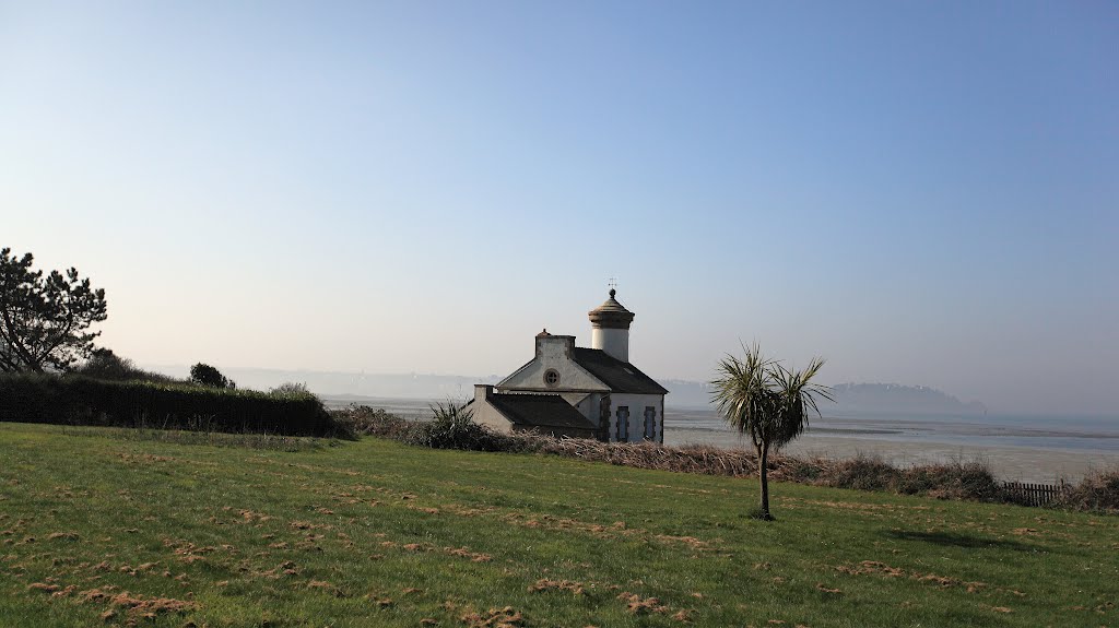 Un Ancien Phare Breton de Nantouar by Christian VIGNA