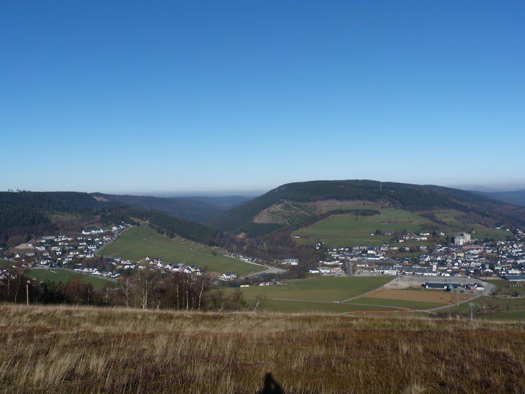 Vom Ettelsberglift der Blick in fast nördliche Richtung. Mittig der Hohe Eimberg. Links davon das Hoppecketal, das in Richtung Brilon führt. by Almöhi