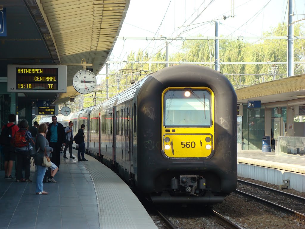 Hauptbahnhof Brügge (IC nach Antwerpen) Oktober 2011 by DortmundWestfalica