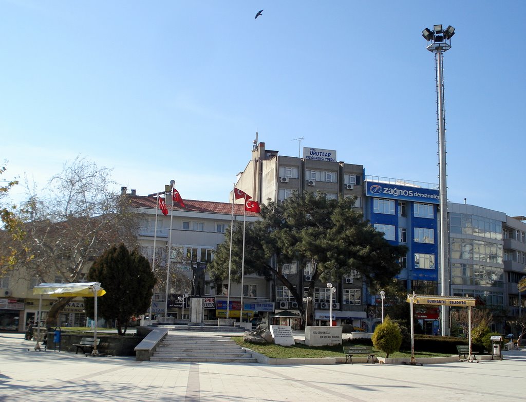 Burhaniye Meydanı ve arkada sağda Zağnos binası. Burhaniye/Balıkesir, Türkiye by TANJU KORAY UCAR