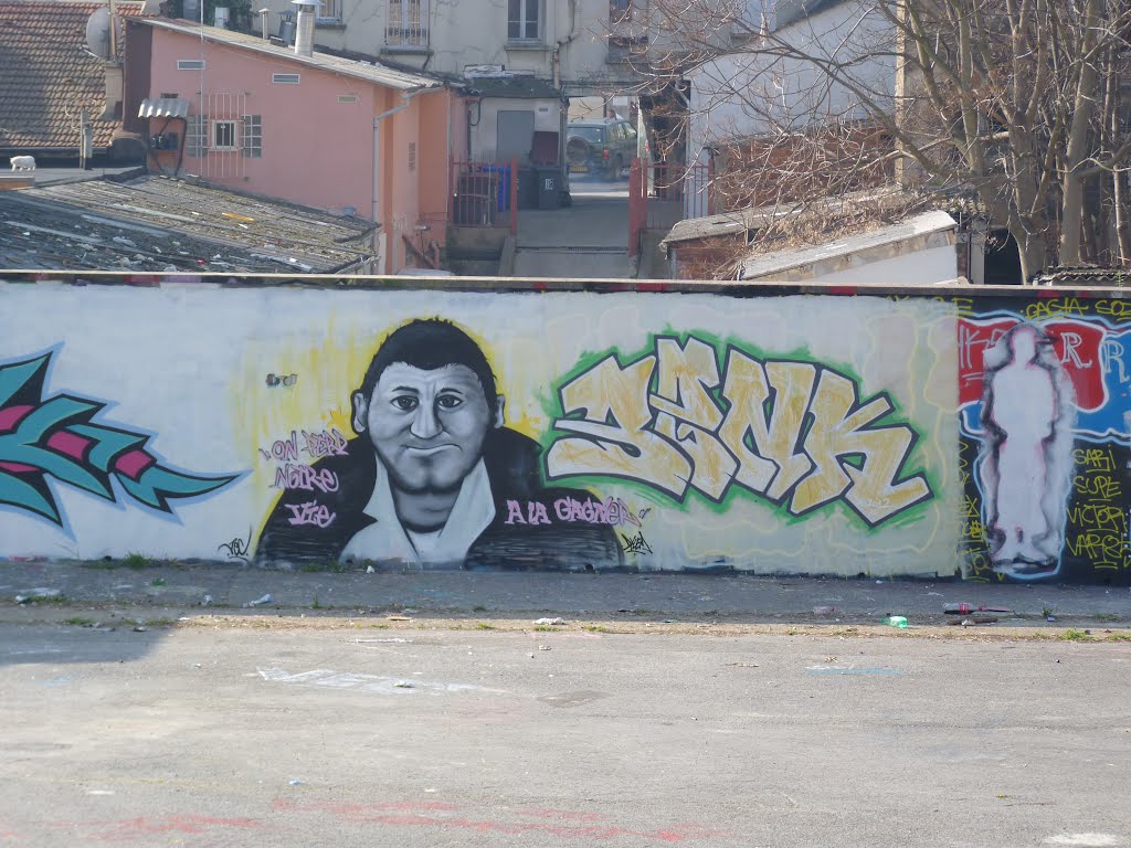 Pantin - Graff sur l'ancien bâtiment des douanes de Pantin (2012) by greg-007