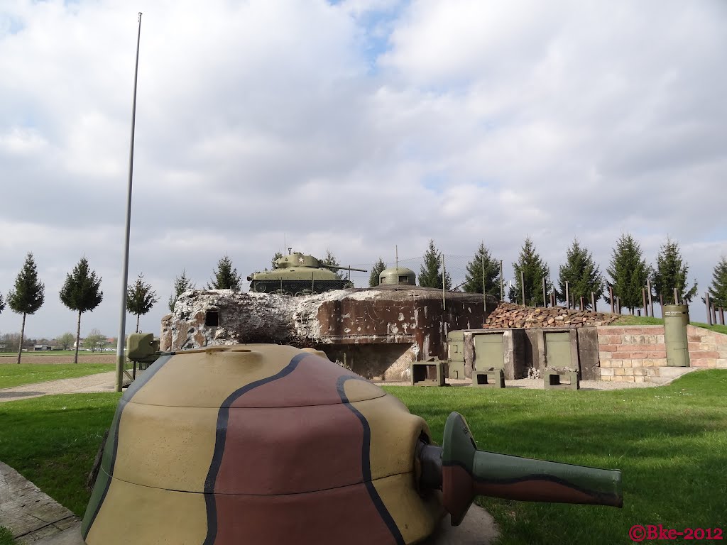 Hatten - Maginot Bunker mit US Panzer by ©Bke