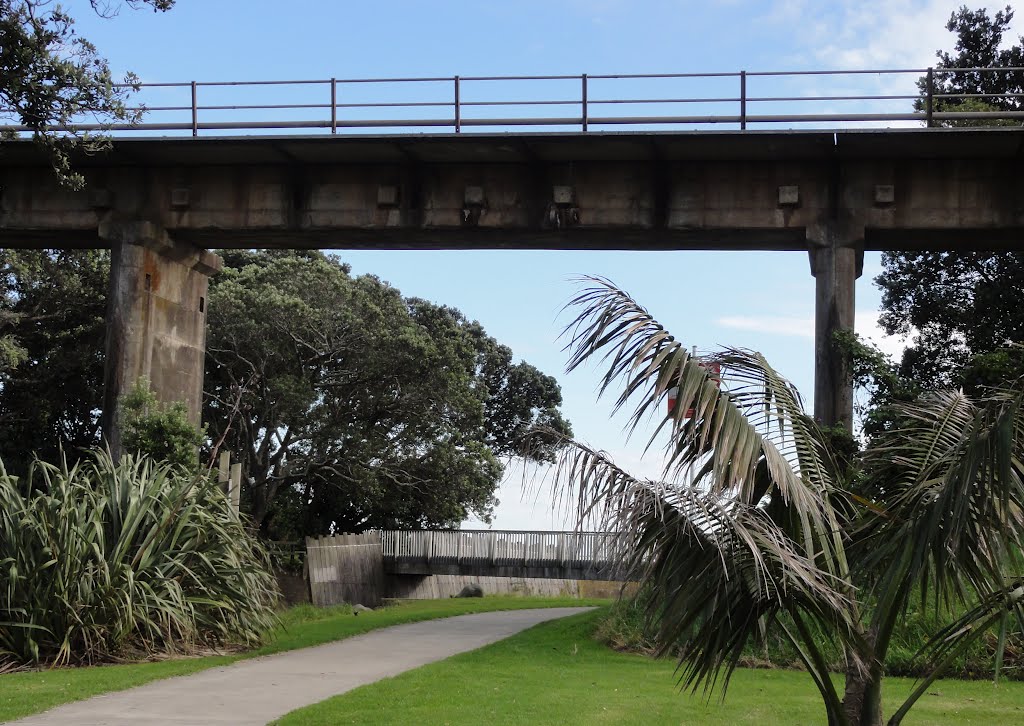 Railway Bridge, Foot Bridge, Walkway by Geebill