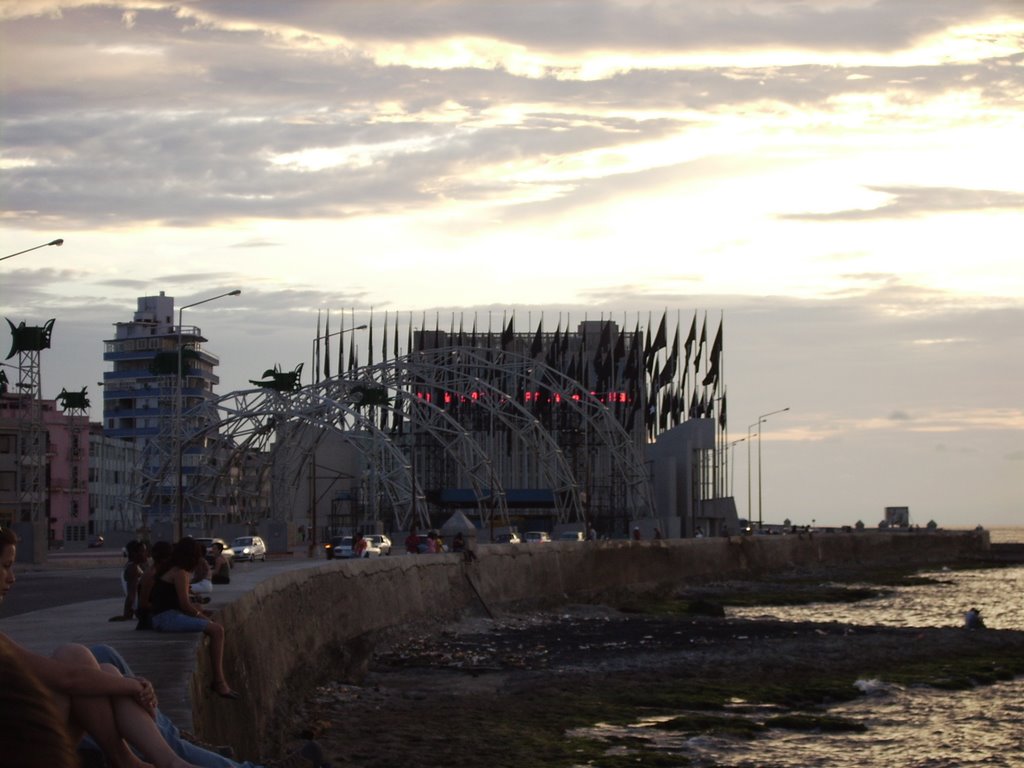 Atardecer en malecon habanero frente a embajada americana by CHIBÁS