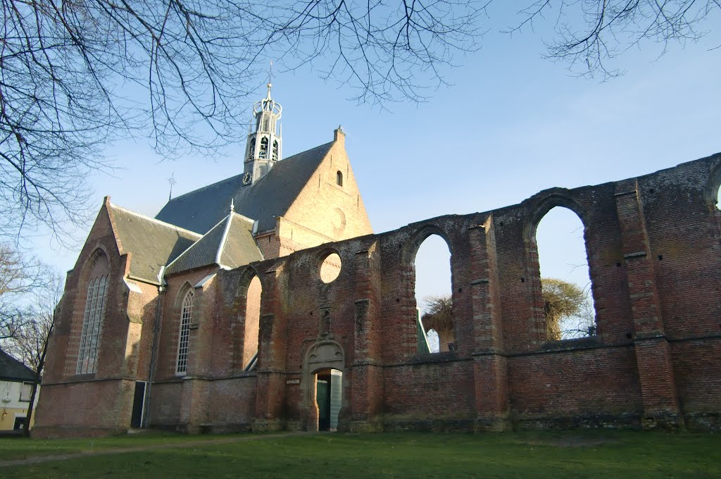 Ruïnekerk (1422, deels herbouwd in 1577), Bergen (Trudi) by Trudi