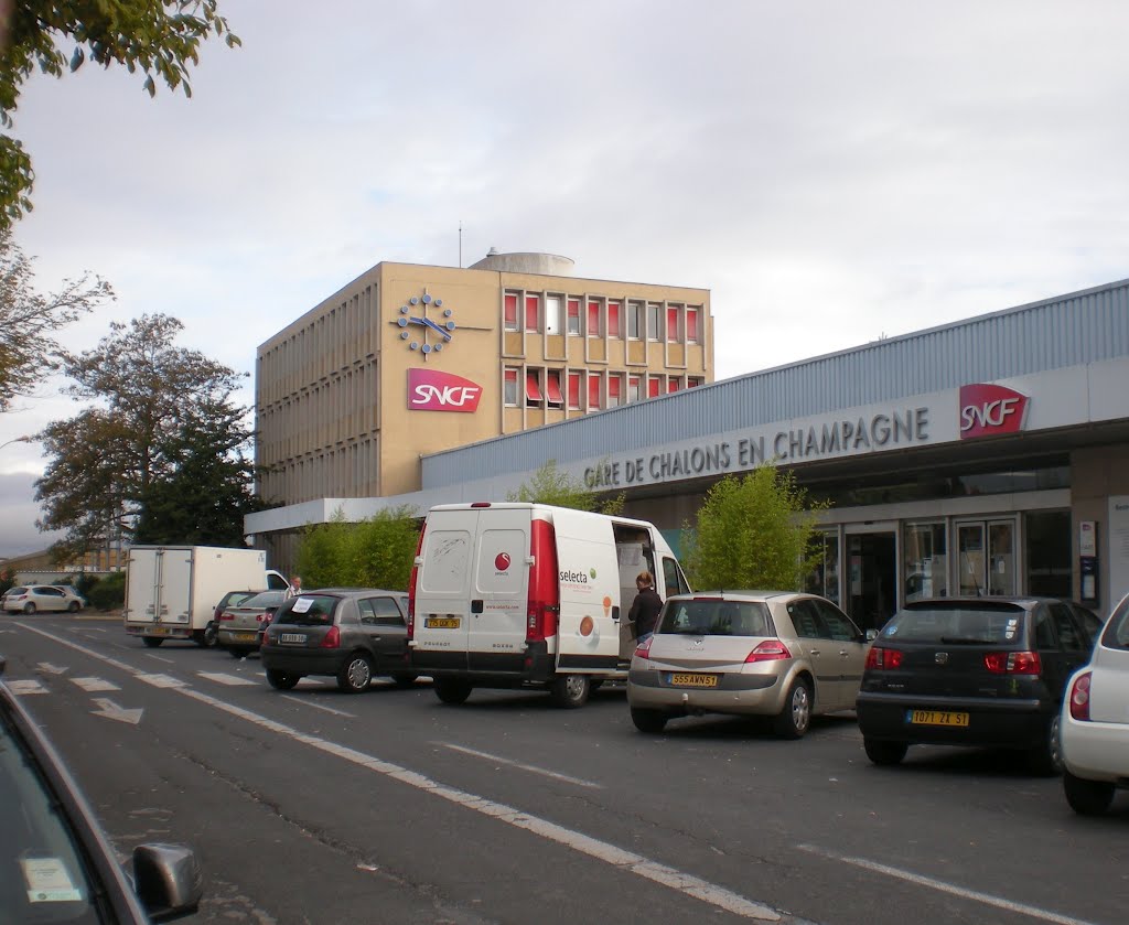 CHALONS-en-CHAMPAGNE - la gare SNCF by Garçon Marcel