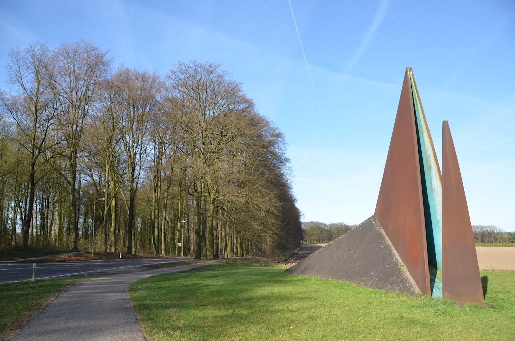 The awful and rosted monument at Arnhem Schelmseweg and Amsterdamseweg by Henq