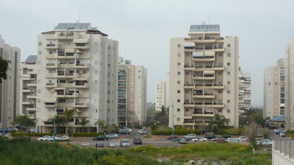 Tnuot Hanoar st. as seen from Pika st., Rishon LeTsion by Ilan Brami-Rosilio