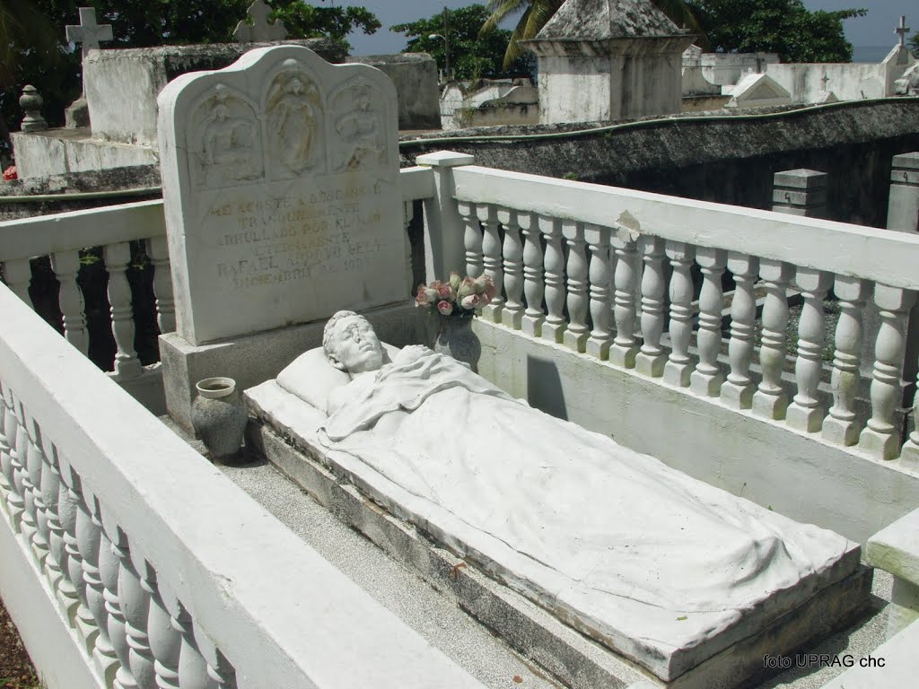 Estatua reclinada a Rafael Arroyo Gely by bibliotecaaguadilla