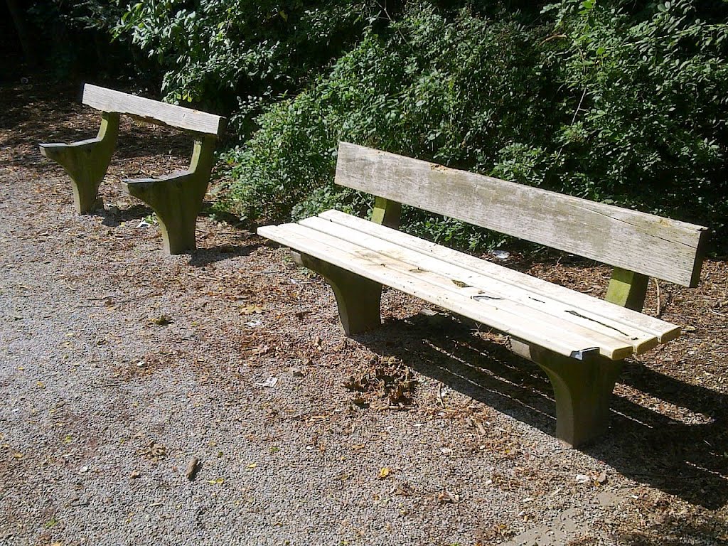 Sit-Zen: PARKBANKYOGA (The Yinyang of empty benches) (c) De Toys, 15.8.2011 @ Jülich (Am Heldenfriedhof) by Tom de Toys (POEMiE)