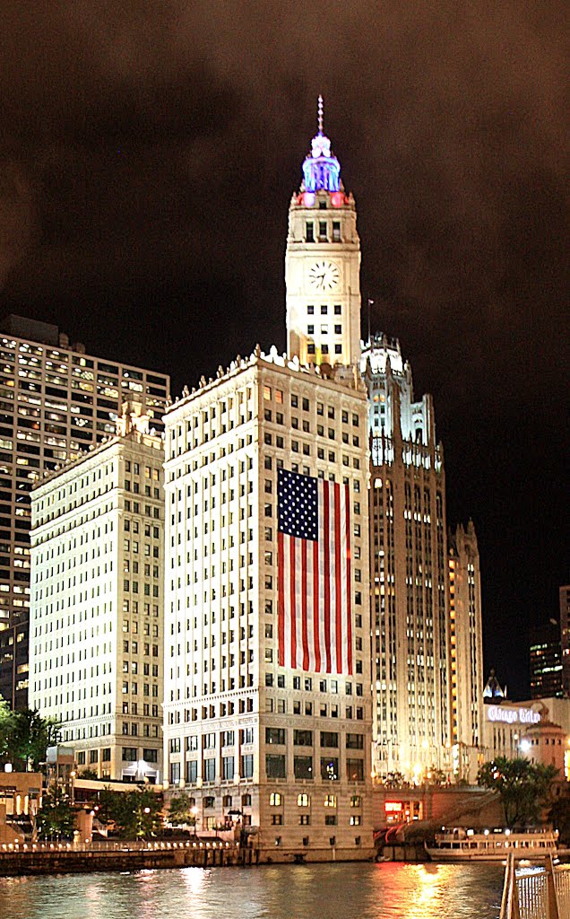 Wrigley Building and (right) Chicago Tribune. Chicago. by flyingdutchman