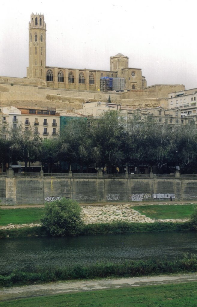 Lleida - Vista del riu Segre i de la Seu Vella [01.11.2001] by Jordi Peralta