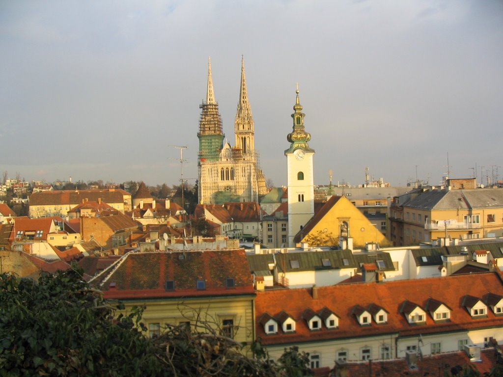 Pogled sa "Štrosa" na Griču (stari dio Gornjeg grada Zagreba - slikano s bedema prema katedrali na kaptolu) by Dino-Josip Ključarić