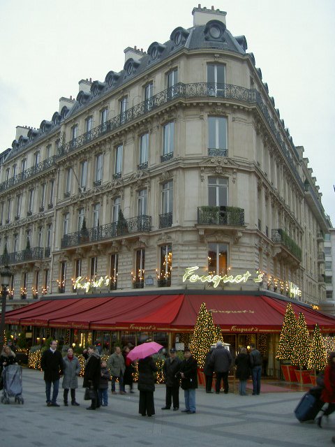 Paris, avenue des Champs Elysées, le Restaurant Fouquet's by jean bart