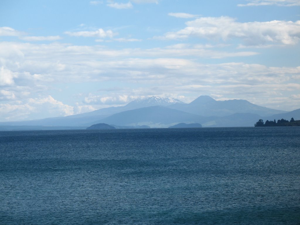 Lake Taupo looking south by martin68