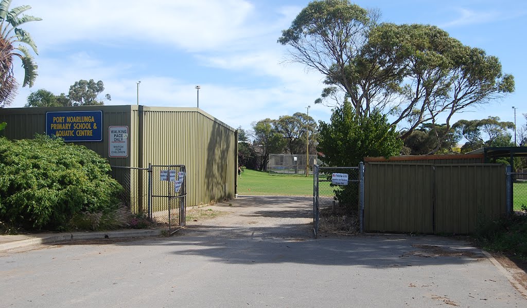 Eastern entrance to school and aquatic centre by Phaedrus Fleurieu