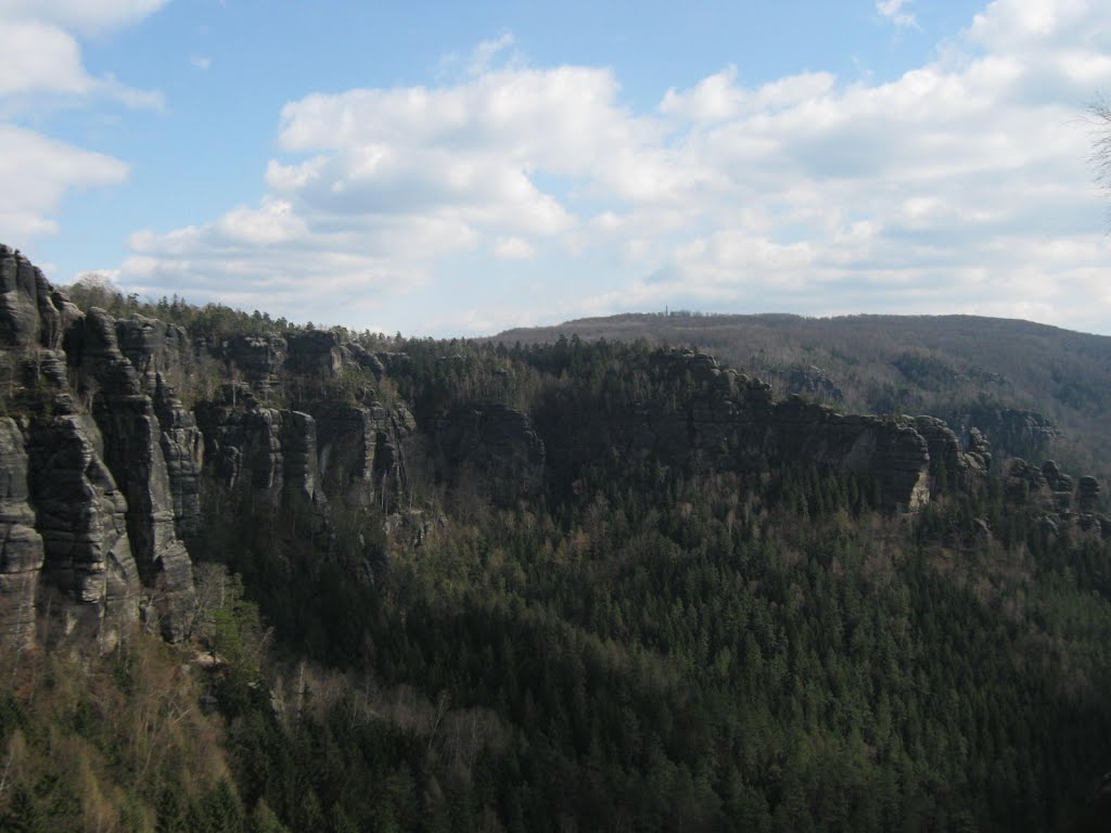 In den Affensteinen, im Hintergrund der Winterberg by mariogenexgode