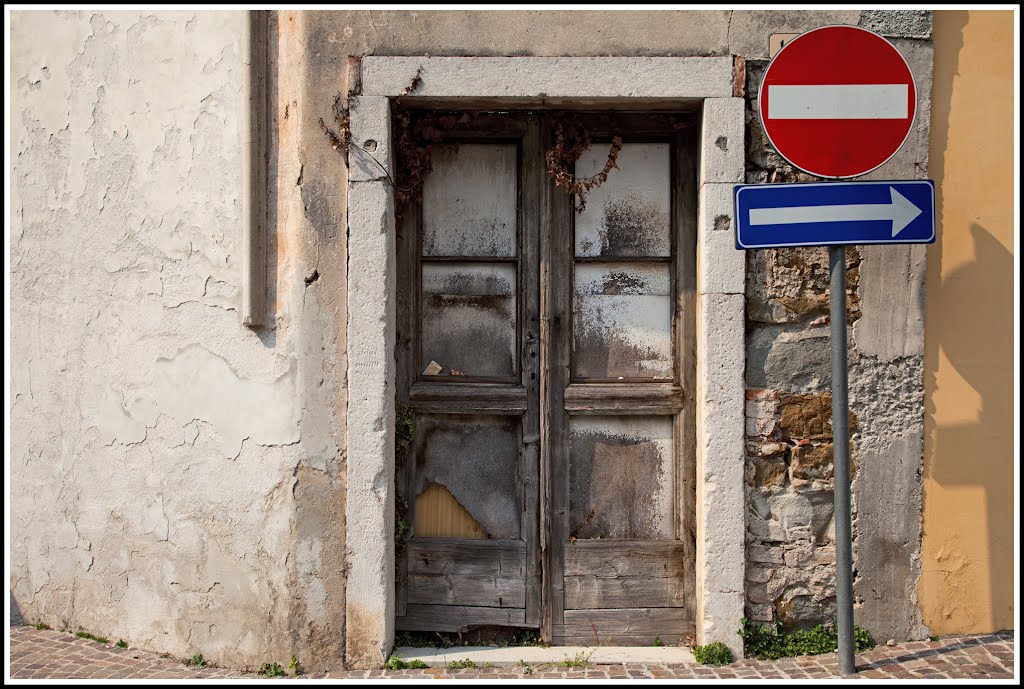 Cormons l One Way Street by © tegula