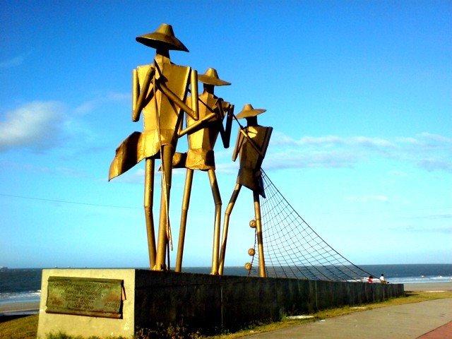 Escultura dos Pescadores by Everton Peloso