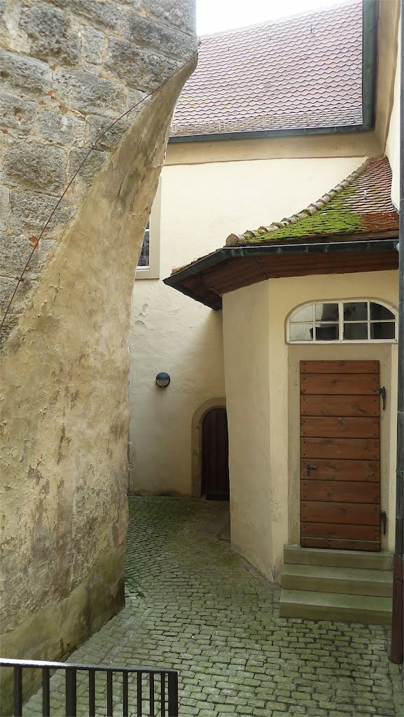 Enger Innenhof mit nachträglich abgetragener Bergfriedecke by WanderGroschi & CGK