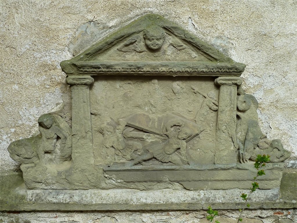 Aufsatzstein einer Tür oder eines Grabsteins, nun bei der Kirche eingemauert by WanderGroschi & CGK