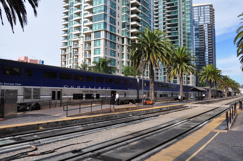 Amtrack Surfliner @ 'Santa Fe Station' on Brodway by NadoHeinz