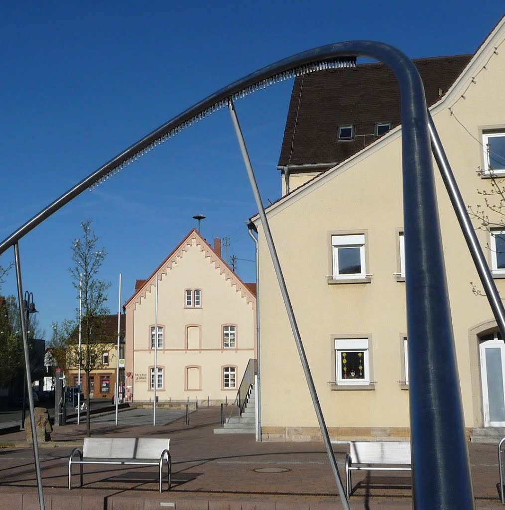 Rathäuser in Lingenfeld vom Brunnen aus gesehen by Immanuel Giel