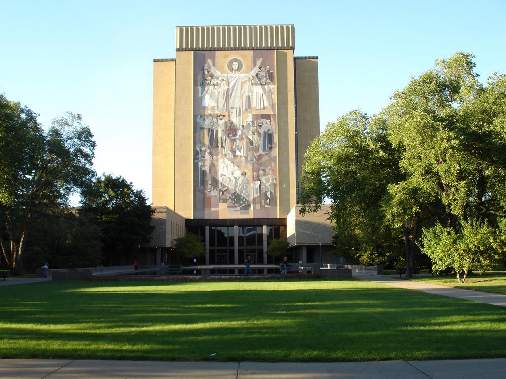 Biblioteca Notre Dame by Carlos Gustavo Flores Gomez