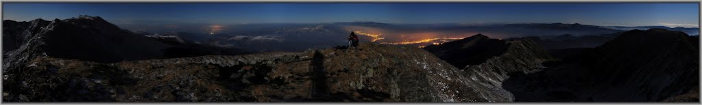 Panorama nocturnă de pe Vf. Cârja by Dénes László