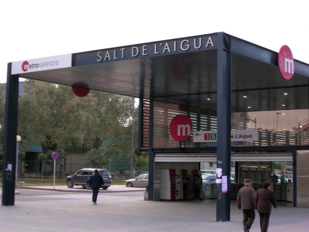 Parada metro Salt de l´Aigua by oscar de valencia