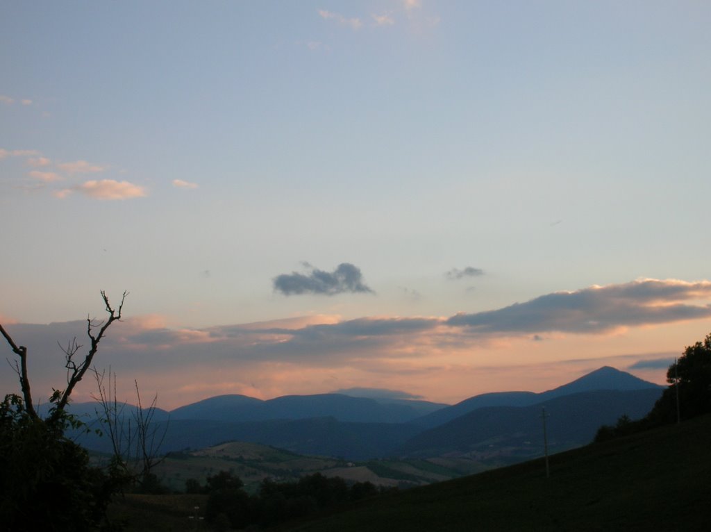 Colline e monti maceratesi dal convento dei frati cappuccini di Renacavata - Camerino by p.salvatelli