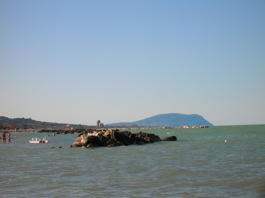 Il Monte Conero visto dalla spiaggia di Civitanova Marche by p.salvatelli