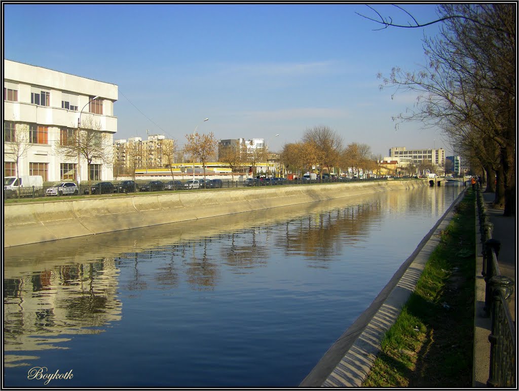 ROM - Bucharest - The Dâmbovița River along the Dimitrie Cantemir Christian University by boykotk