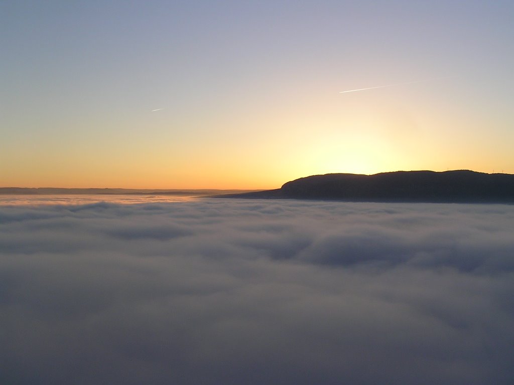 Puesta de sol sobre el mar de nubes que oculta los valles del Oca y el Homino by poeb64