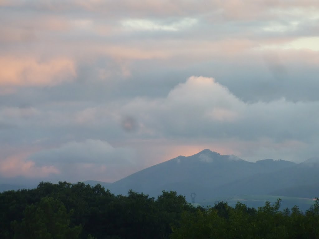 Vue sur les Pyrénées by Panzerknacker