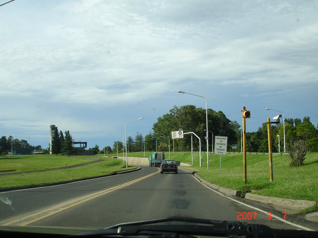 Entrando no Tunel que passa sob o Rio Paraná entre Parana e Santa Fé/ARG by Fritz Follmer