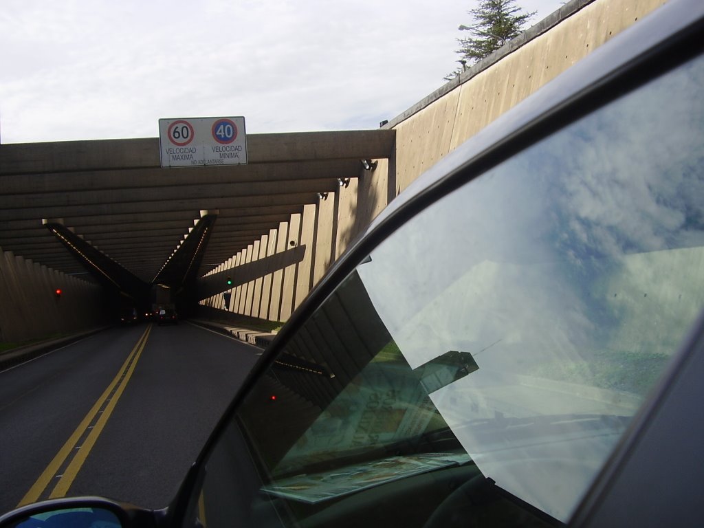 Entrando no túnel sob o Rio Paraná entre Parana e Santa Fé / ARG by Fritz Follmer