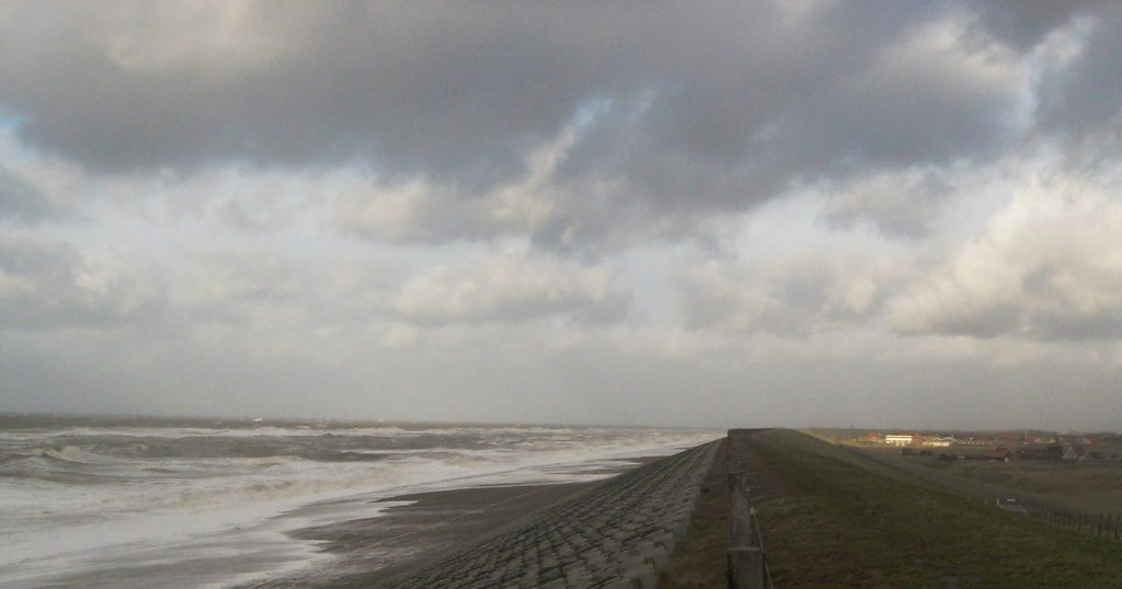 Pettemer zeedijk,Petten in het zonlicht. by Feitse Boerwinkel