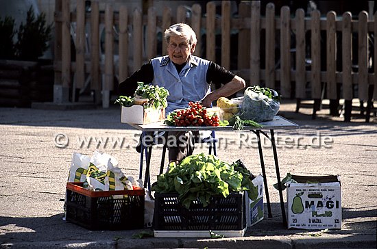 Marktfrau an einem Sommer-Samstag by www.Sebastian-Reuter…